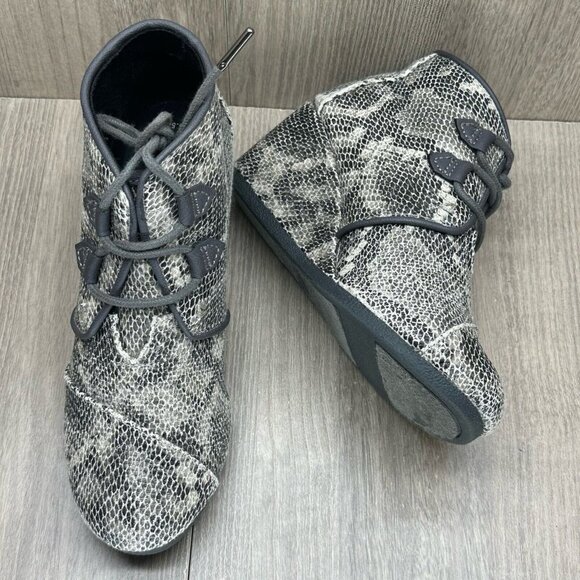Toms Booties Womens Size 6.5 Kala Wedge Ankle Mid Heel Lace Up Snakeskin Gray - Picture 7 of 12